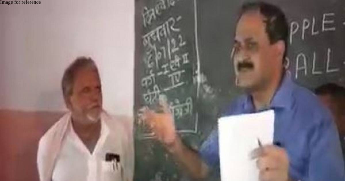 Bihar DM who schools principal for wearing kurta and pyjama trolled